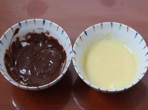 8.巧克力加入适量的淡奶油融化，在蛋糕上插上纸棒均匀的裹上巧克力液就好了