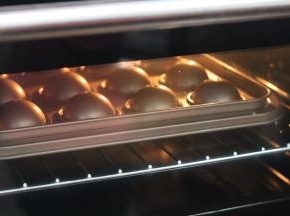 7.放入预热好的烤箱内180度15分钟左右 出炉脱模放凉