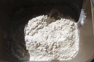 主料中除黄油以外的所有材料都入面包机中，先放液体再放粉类（酵母不能与盐和糖放到一块） 如果是手揉的话，就先放粉类，再挖个坑放入液体