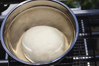 揉到完全扩展阶段（面团光滑有延展性，用手撑开会有光滑很透的薄膜，裂口是光滑的）面团整理下，放入盆内