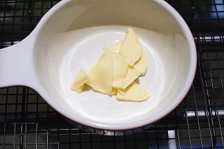 这期间我们来准备馅料，先将黄油提前软化好