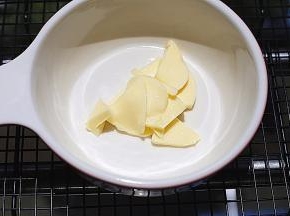这期间我们来准备馅料，先将黄油提前软化好