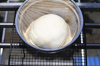 盖保鲜膜，进行第一次发酵 （最佳发酵温度是26-28度，湿度是75%左右）