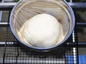 盖保鲜膜，进行第一次发酵 （最佳发酵温度是26-28度，湿度是75%左右）