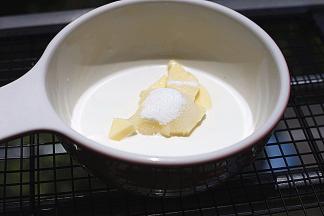 加入鲜牛奶和细砂糖