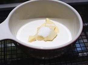 加入鲜牛奶和细砂糖