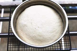 发酵至2-2.5倍大即可，手指沾粉，插入面团底部略微回弹，保持一个肚脐状态不变即可