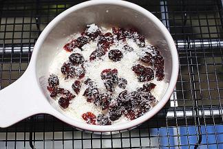 再加椰蓉、蔓越莓，混合均匀，入冰箱冷藏备用