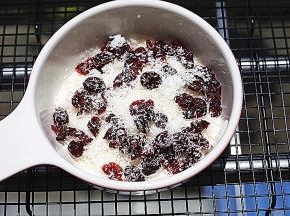 再加椰蓉、蔓越莓，混合均匀，入冰箱冷藏备用
