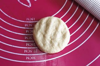 取一块面团按压