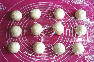 分成12等份，盖保鲜膜，松弛20分钟