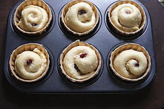 进行二次发酵（烤箱内放热水，保持温度在38度湿度在85% ，如果达不到温度，那就开启烤箱发酵功能）