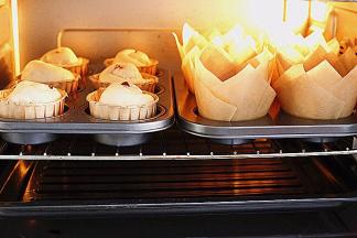 烤箱提前预热，180度，中层，20分钟左右， 出炉放至温热38-42度左右密封保存，切勿放冰箱冷藏哈