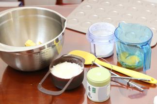 1.将黄油切小块室温软化