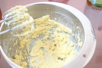 2.将软化好的黄油低速打散后筛入糖粉打至顺滑成