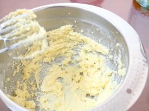 2.将软化好的黄油低速打散后筛入糖粉打至顺滑成