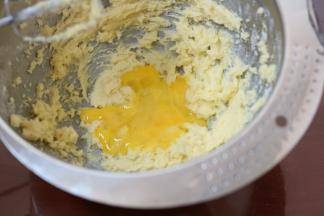 3.分三次加入鸡蛋液，每加一次用打蛋器搅打均匀再加下一次，打至黄油体积膨胀1倍颜色变浅