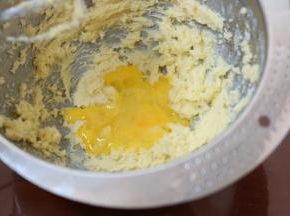 3.分三次加入鸡蛋液，每加一次用打蛋器搅打均匀再加下一次，打至黄油体积膨胀1倍颜色变浅