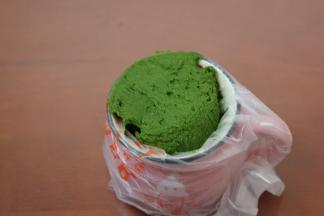 4.筛入低筋面粉和抹茶粉混合均匀至看不到面粉
裱花嘴放入裱花袋中，将裱花袋套在杯子中装入面糊，用刮刀将面糊推向裱花嘴的位置