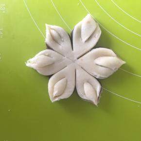 把6份中每一份都向中间捏起来，捏紧