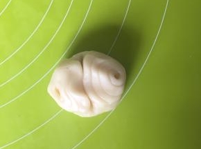 取一个面卷从中间向上对折，压扁