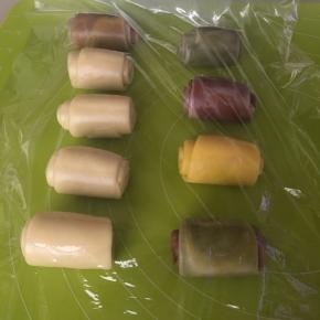 再一次卷起来，再一次盖上保鲜膜松弛15分钟