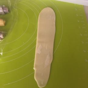 取松弛好的面卷再一次擀成牛舌状