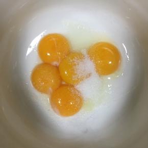 蛋清蛋黄分离，蛋黄中倒入10g的细砂糖，搅打均匀至蛋黄颜色变浅