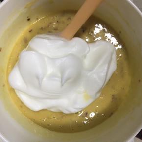 取1/3的蛋白霜到蛋黄糊中，用刮刀翻拌均匀