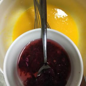 玫瑰酱加入白葡萄酒中搅拌，搅拌好的玫瑰白葡萄酒倒入蛋黄液内，搅拌均匀