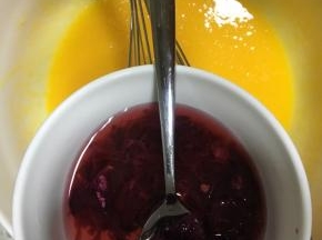 玫瑰酱加入白葡萄酒中搅拌，搅拌好的玫瑰白葡萄酒倒入蛋黄液内，搅拌均匀