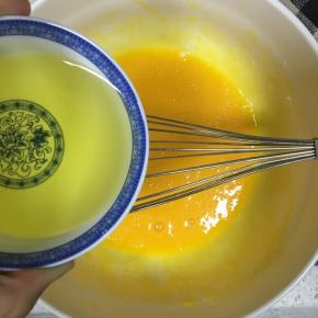 倒入玉米油，搅打至油和蛋黄液完全混合均匀