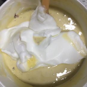 再取1/3的蛋白霜到均匀的蛋糕糊中，继续翻拌均匀