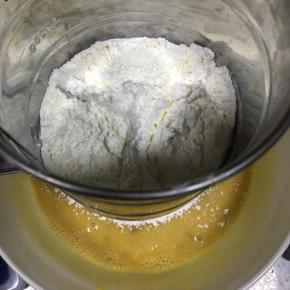 过筛加入低筋面粉