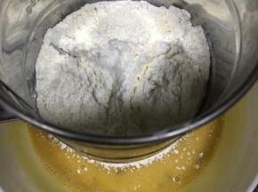 过筛加入低筋面粉