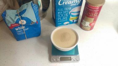 把从冰箱里的牛奶拿出来叮微波炉20-30秒后，加入酵母和糖搅拌均匀。静止2分钟。