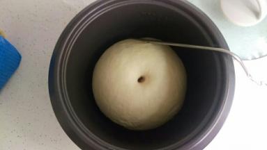 等发酵后，中间戳个洞看看，如果没有回缩和反弹，塌陷就表示发酵好了。