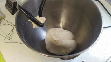 慢慢加入50g的面粉后再揉成光滑团。