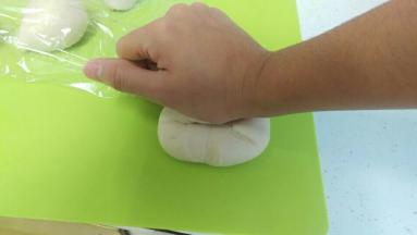 拿出来每个揉，外皮揉到中间的位置，一直揉，每个我是揉2-3分钟。揉的越久，表面越光滑，蒸的时候也是会光滑，夏天揉要快点，不然很容易发酵时间超短不一