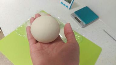 揉好以后收口向下捏好。表面是很光滑的。