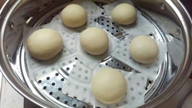 每个都揉圆后下面垫油纸，放入蒸锅，蒸锅先倒入温水（冬天才需要，夏天冷水就好），大概30度，不要有水气出来。放蒸锅里面静止30-40分钟（冬天），夏天20-30分钟就好了。再开大火，等到蒸锅出气后开始算15分钟后关火，火关后不要马上开盖子，要等15分钟后开盖子，不然马上开盖子会热胀冷缩。