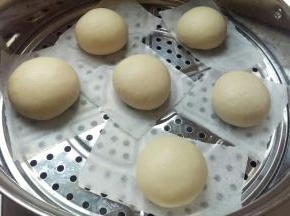 每个都揉圆后下面垫油纸，放入蒸锅，蒸锅先倒入温水（冬天才需要，夏天冷水就好），大概30度，不要有水气出来。放蒸锅里面静止30-40分钟（冬天），夏天20-30分钟就好了。再开大火，等到蒸锅出气后开始算15分钟后关火，火关后不要马上开盖子，要等15分钟后开盖子，不然马上开盖子会热胀冷缩。