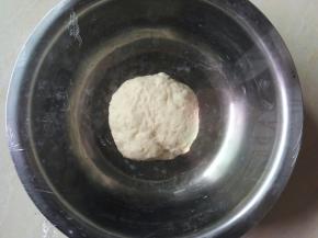 先制作中种，把中种材料全部倒入盆里，混合揉匀，揉成团即可，盖保鲜膜发2-2.5倍大。（放冰箱5°冷藏发酵17-24个小时，也可以室温发酵）