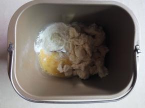 除黄油以外的所有主面团材料，放入面包桶里，然后把发酵好的中种撕成小块加入，启动揉面程序。
