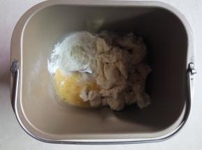 除黄油以外的所有主面团材料，放入面包桶里，然后把发酵好的中种撕成小块加入，启动揉面程序。
