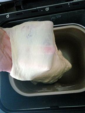 一个揉面程序结束，能拉出厚膜，加入软化的黄油，继续一个揉面程序。