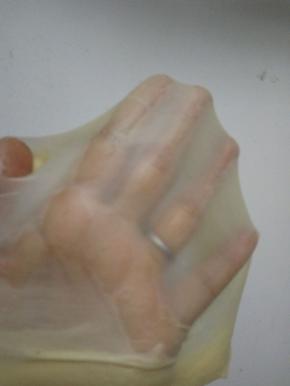 直到完全阶段，能拉出薄薄的手套膜。（揉面能出手膜，面包口感会好）
