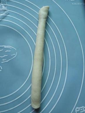 从一边卷过去。