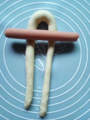 放上一条香肠。