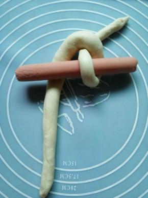 将下面的一根面条插入那个对折点的洞里。